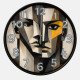 Modern Soyut Yüz Tasarımlı 28 cm Dekoratif Duvar Saati – Sessiz Mekanizma – Siyah Çerçeve