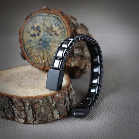 Örgülü deri ve hematit taşlı maskülen erkek bileklik Hematit taşlı örgülü doğal deri maskülen erkek bileklik