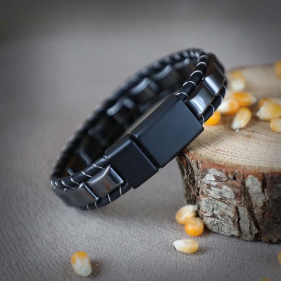 Örgülü deri ve hematit taşlı maskülen erkek bileklik Hematit taşlı örgülü doğal deri maskülen erkek bileklik