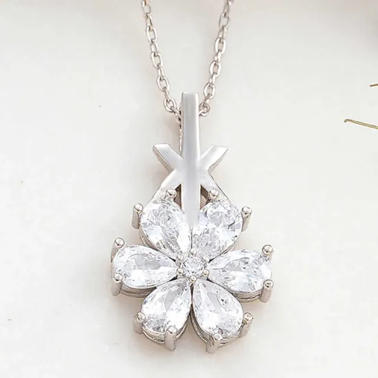 Gümüş Beyaz Sevgi Çiçeği Kadın Kolye