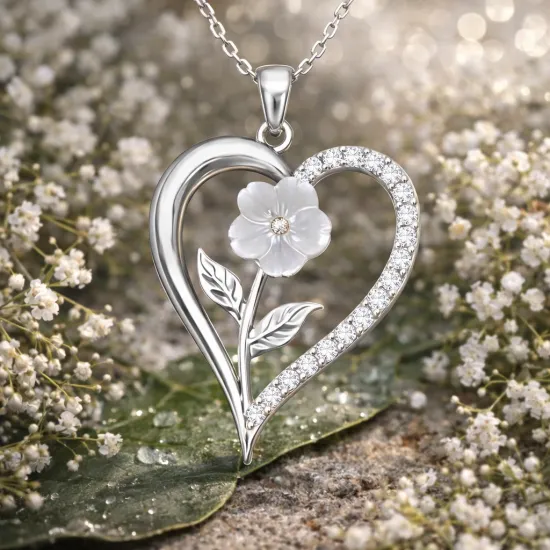 Gümüş Kalpli Beyaz Gül Kadın Kolye Gümüş Kalpli Beyaz Gül Kadın Kolye