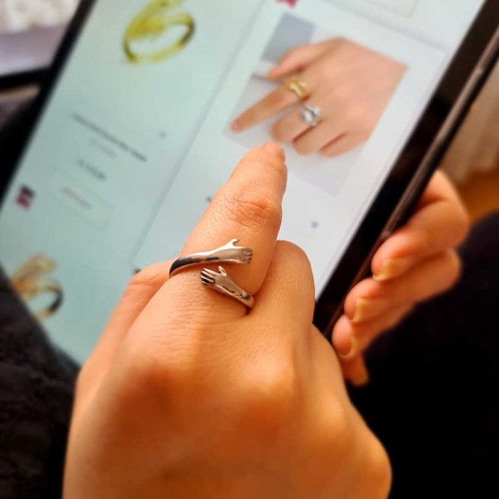 Gümüş Sarılan Eller Yüzük Gümüş Sarılan Eller Yüzük