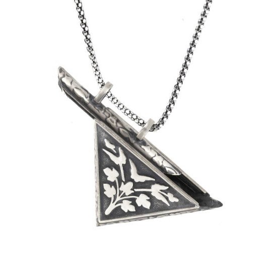 Gümüş Üçgen İçi Açılabilen Çiçek Muskalık Kolye Gümüş Üçgen İçi Açılabilen Çiçek Muskalık Kolye