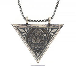 Gümüş Üçgen İçi Açılabilen Osmanlı Arma Muskalık Kolye Gümüş Üçgen İçi Açılabilen Osmanlı Arma Muskalık Kolye