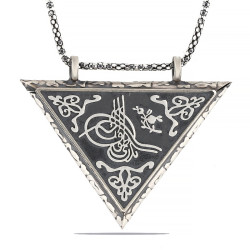 Gümüş Üçgen İçi Açılabilen Tuğra Muskalık Kolye Gümüş Üçgen İçi Açılabilen Tuğra Muskalık Kolye
