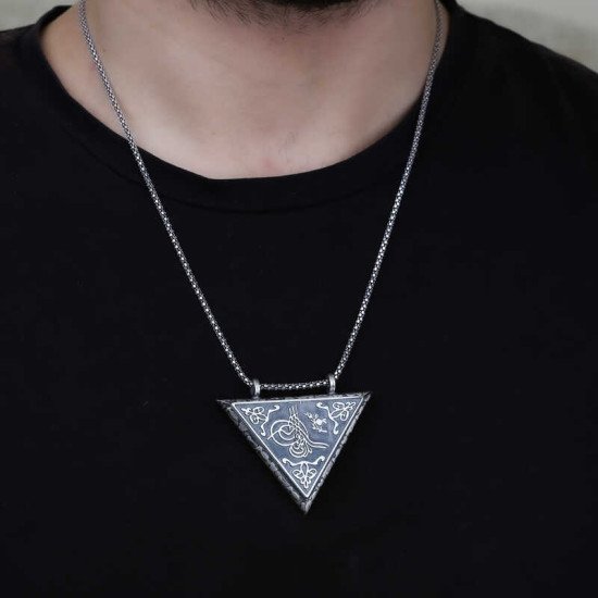 Gümüş Üçgen İçi Açılabilen Tuğra Muskalık Kolye Gümüş Üçgen İçi Açılabilen Tuğra Muskalık Kolye
