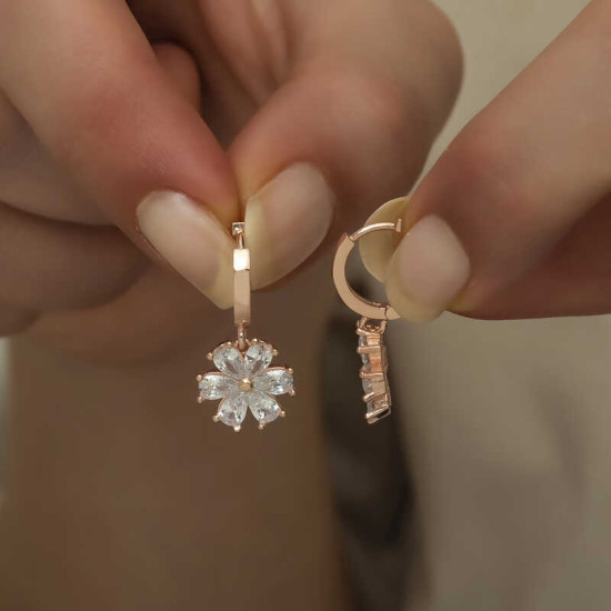 Gümüş Beyaz Çiçek Bayan Küpe Gümüş Beyaz Çiçek Bayan Küpe