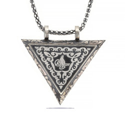 Gümüş Üçgen İçi Açılabilen Tuğra Muskalık Kolye Gümüş Üçgen İçi Açılabilen Tuğra Muskalık Kolye