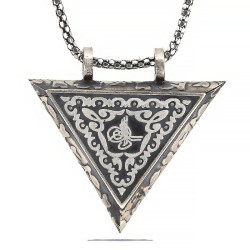 Gümüş Üçgen İçi Açılabilen Tuğra Muskalık Kolye Gümüş Üçgen İçi Açılabilen Tuğra Muskalık Kolye