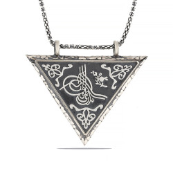 Gümüş Üçgen İçi Açılabilen Tuğra Muskalık Kolye Gümüş Üçgen İçi Açılabilen Tuğra Muskalık Kolye