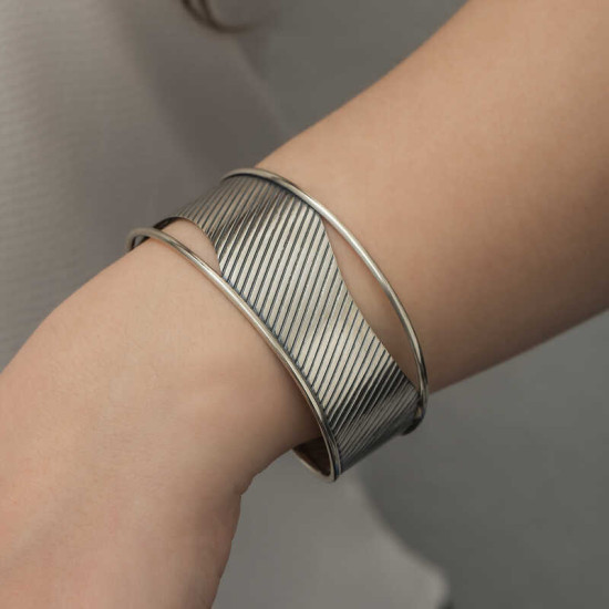 Gümüş Eskitme Desenli Bayan Bilezik Gümüş Eskitme Desenli Bayan Bilezik