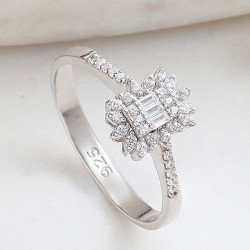 Gümüş Baget Taşlı Kadın Yüzük Gümüş Baget Taşlı Kadın Yüzük