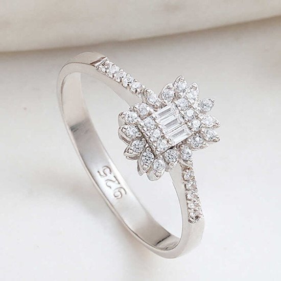 Gümüş Baget Taşlı Kadın Yüzük Gümüş Baget Taşlı Kadın Yüzük