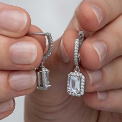 Gümüş Beyaz Baget Taşlı Sallantılı Kadın Küpe Gümüş Beyaz Baget Taşlı Sallantılı Kadın Küpe