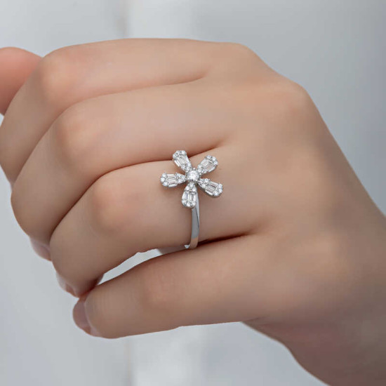 Gümüş Zirkon Taşlı Çiçek Kadın Yüzük Gümüş Zirkon Taşlı Çiçek Kadın Yüzük