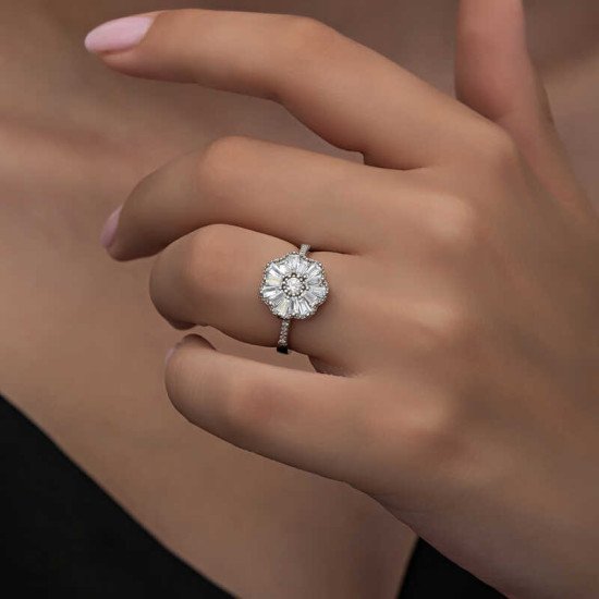 Gümüş Baget Taşlı Kadın Yüzük Gümüş Baget Taşlı Kadın Yüzük