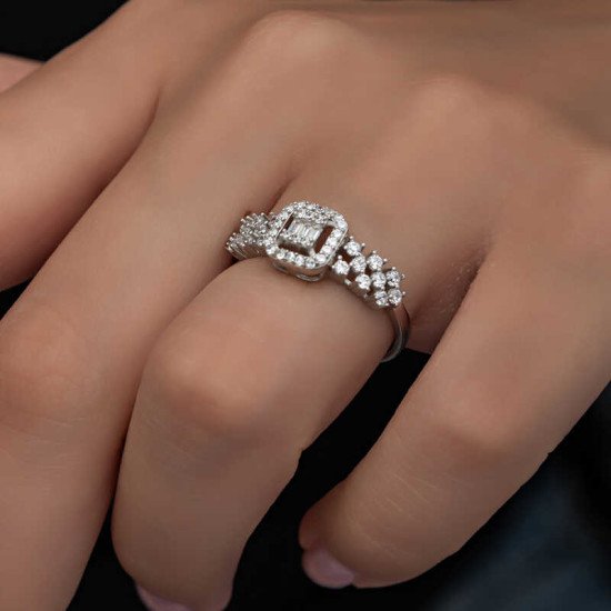 Gümüş Baget Taşlı Kadın Yüzük Gümüş Baget Taşlı Kadın Yüzük