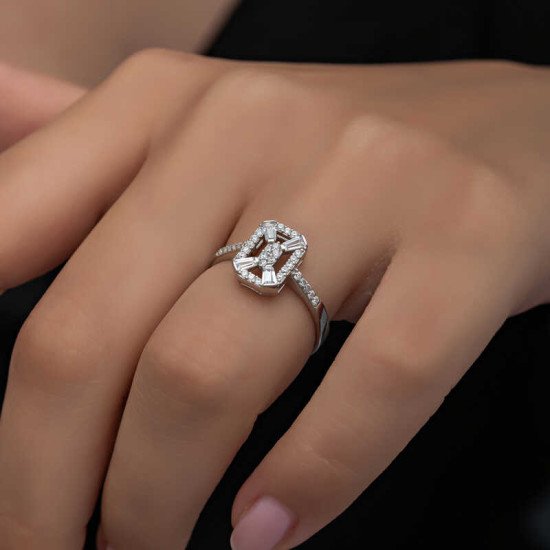 Gümüş Baget Taşlı Kadın Yüzük Gümüş Baget Taşlı Kadın Yüzük