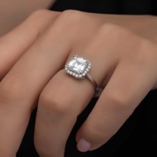 Gümüş Baget Taşlı Kadın Yüzük Gümüş Baget Taşlı Kadın Yüzük