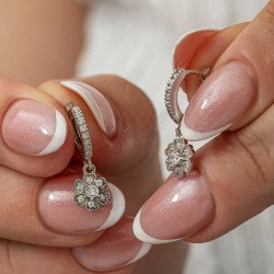 Gümüş Sallantılı Minimal Çiçek Kadın Küpe Gümüş Sallantılı Minimal Çiçek Kadın Küpe