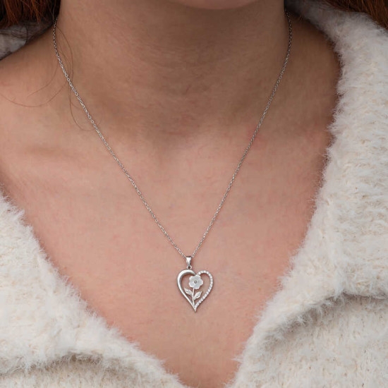 Gümüş Kalpli Beyaz Gül Kadın Kolye Gümüş Kalpli Beyaz Gül Kadın Kolye